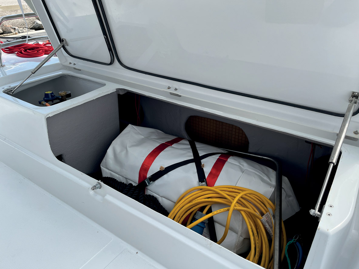 Sous la banquette arrière, on peut compter  sur un immense coffre.