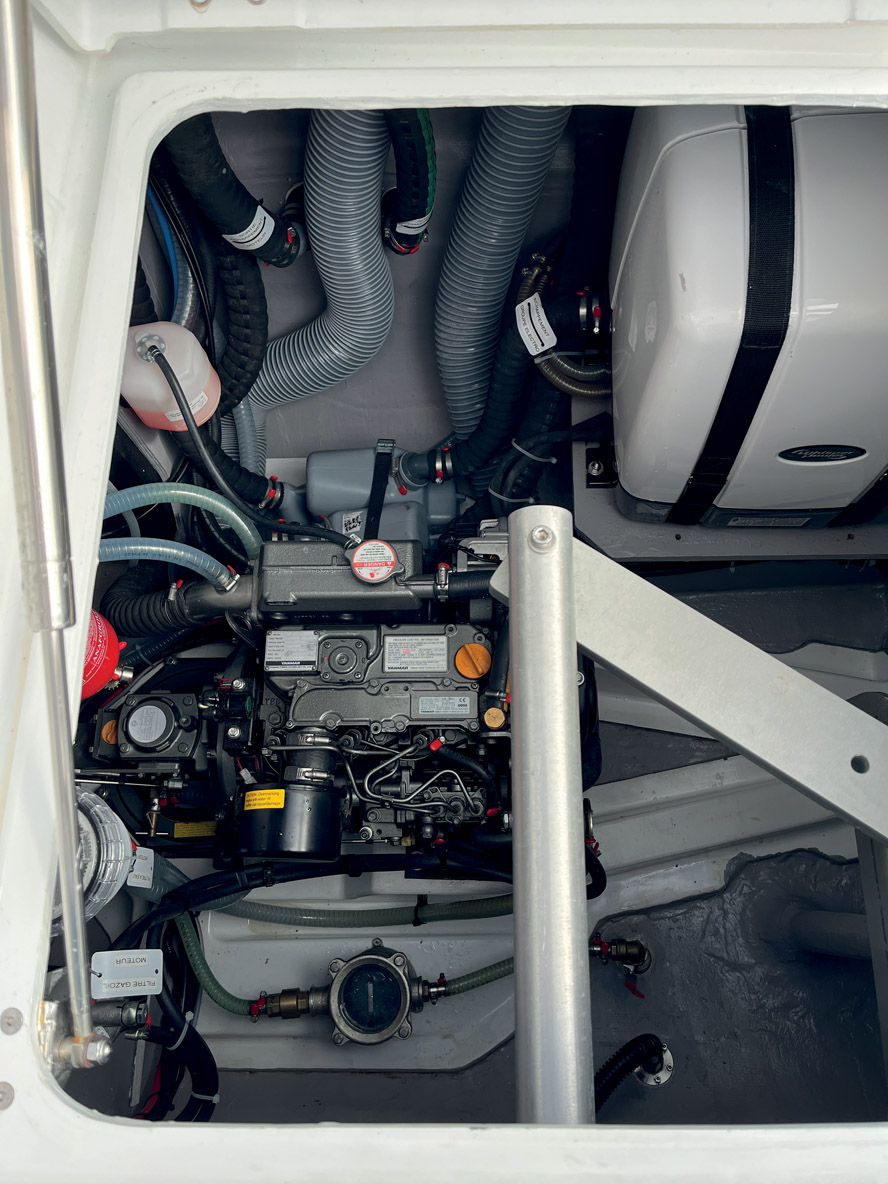 On ne sera pas surpris que les blocs Yanmar 30 CV remplissent bien leur coffre – les moteurs restent néanmoins accessibles.