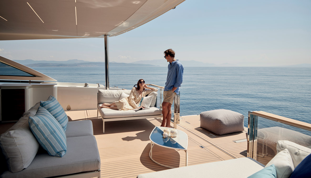 La plate-forme hydraulique, développée en collaboration avec Opacmare, est un petit bijou d’ingénierie. En position haute, elle augmente la surface de la terrasse. En position basse, elle donne un accès à l’eau sans effort.