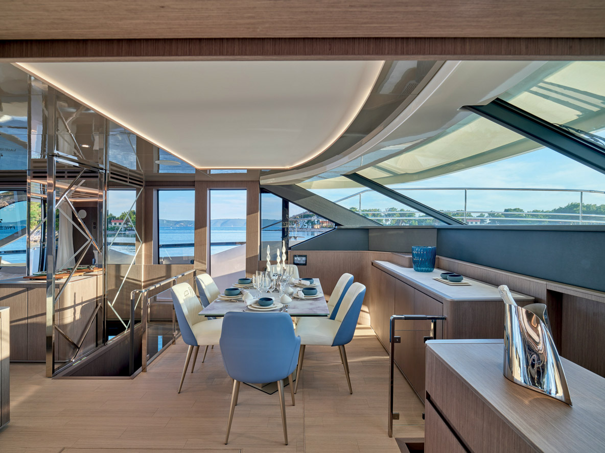 L’avant de la nacelle est équipé d’une petite timonerie. Le bleu « Miami » donne une touche de fraîcheur à cet intérieur qui s’ouvre sur les passavants par des portes latérales.