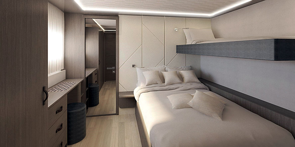 Dans les coques, les cabines peuvent être aménagées en petit salon télé ou en chambre pour enfant(s). L’équipage peut aussi disposer de ses quartiers dans la coque tribord.