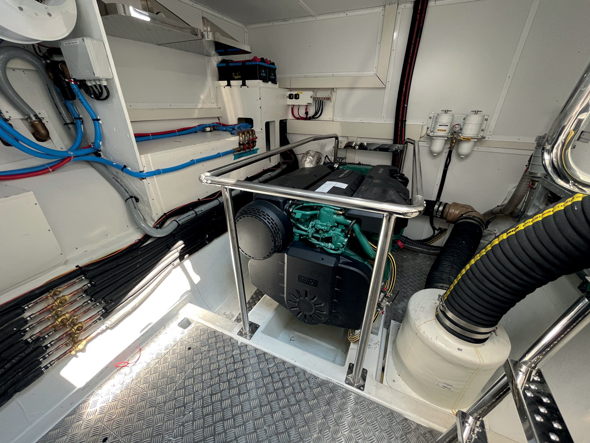 Les Volvo de 600 CV sont très à l’aise dans les vastes cales moteur, la maintenance n’en sera que facilitée et l’insonorisation est bonne.