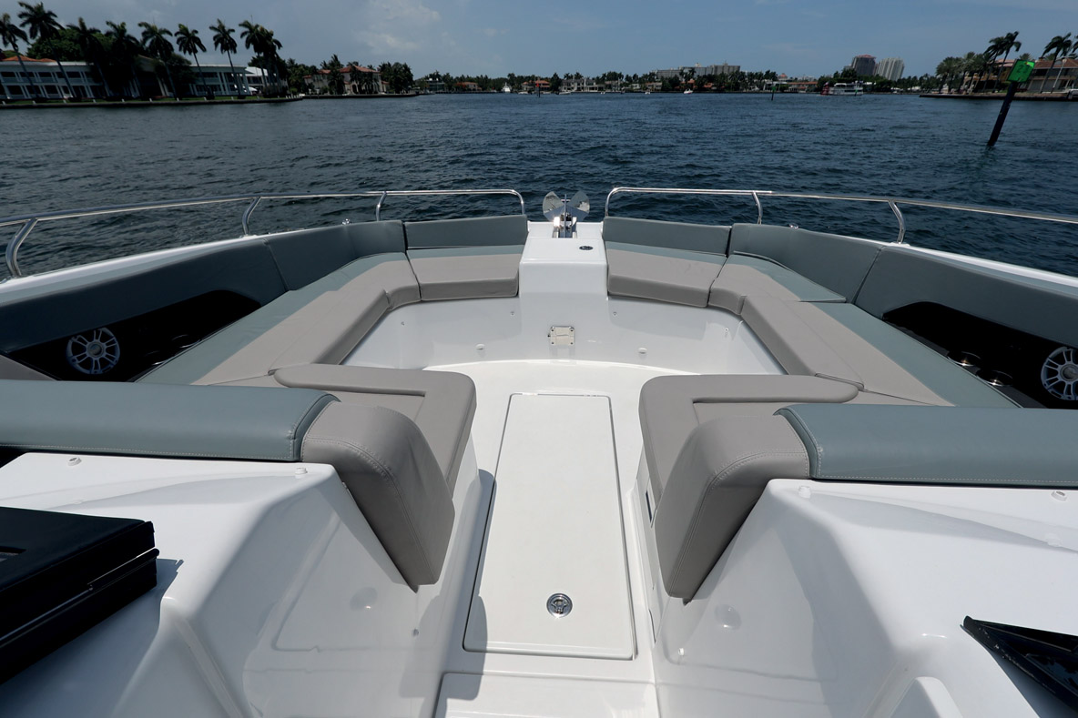 Le bow-rider ressemble à s’y méprendre à celui d’un monocoque classique, mais il est bien plus large.