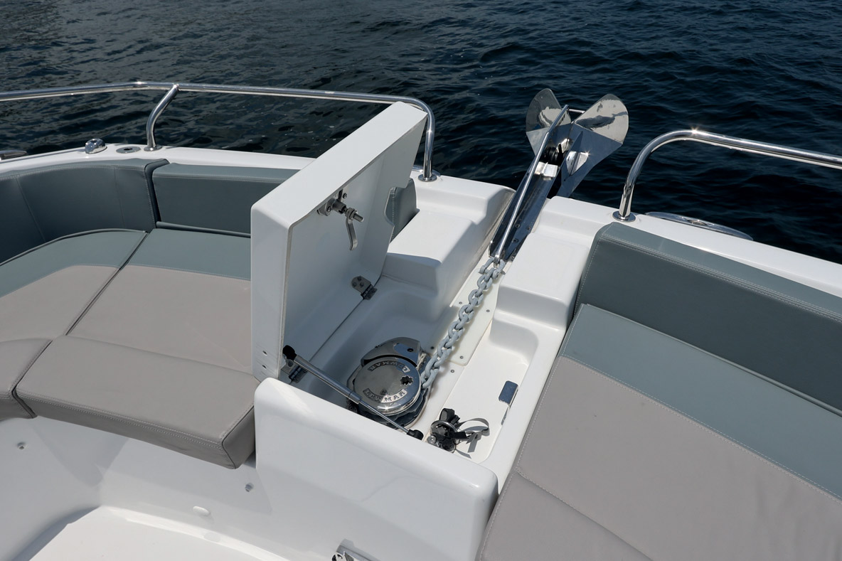 Influence européenne oblige, le TH36 profite d’une ancre à poste et d’une vraie baille à mouillage.