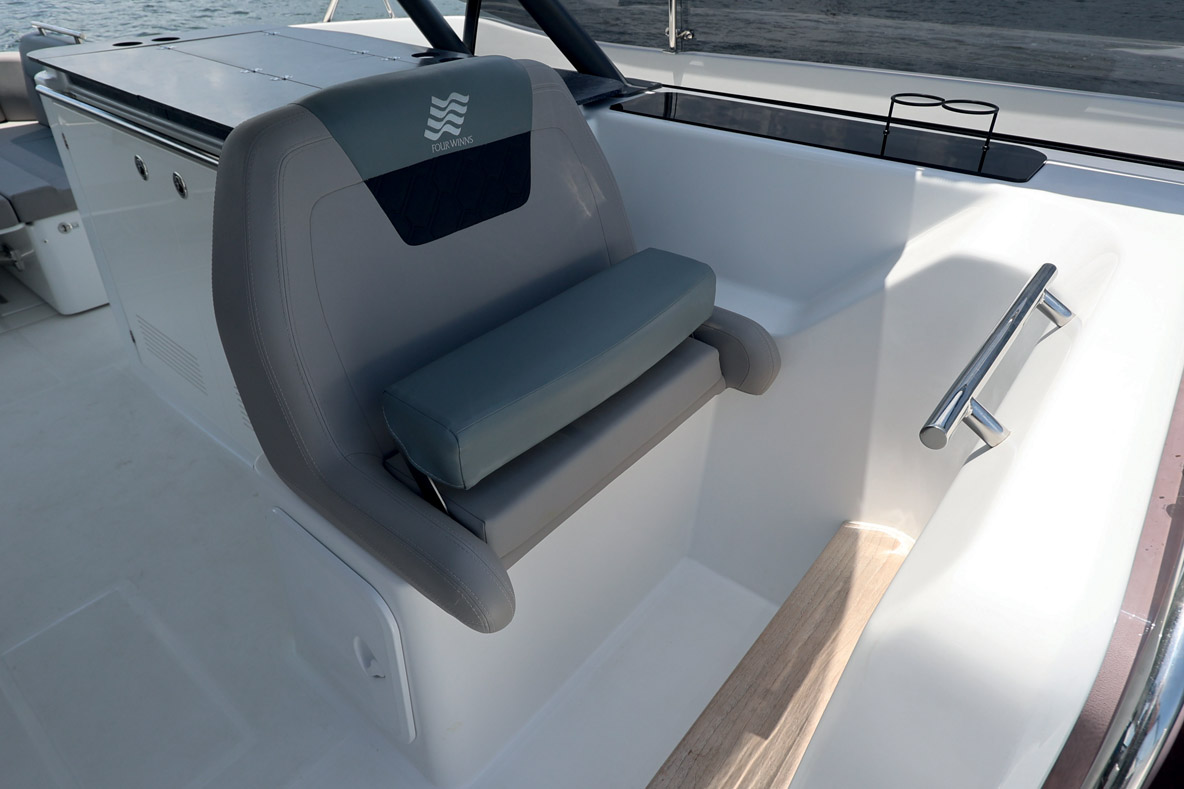  Le siège copilote est confortable, il dispose d’un repose-pieds et d’une poignée de  maintien, parfait pour faire route.au centre.