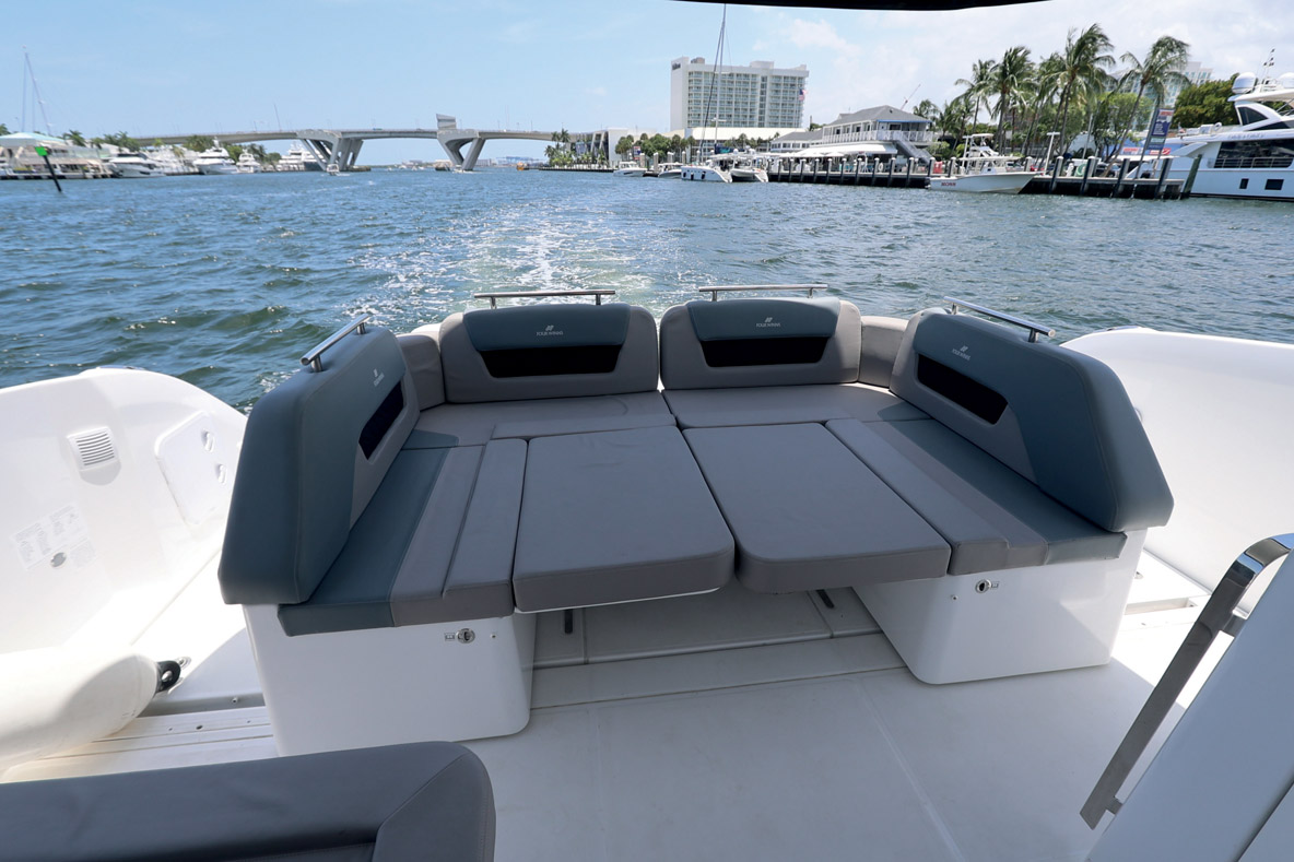 Pièce maîtresse du cockpit, la banquette arrière est totalement modulable. Elle fait office de coin repas, se transforme en solarium ou se sépare en deux pour libérer un passage au centre.