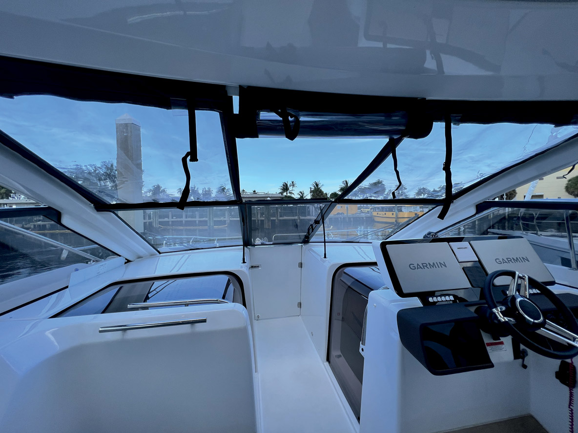 L’ensemble du cockpit peut être fermé par une toile transparente. Pratique pour le camping côtier ou pour laisser le catamaran au mouillage.