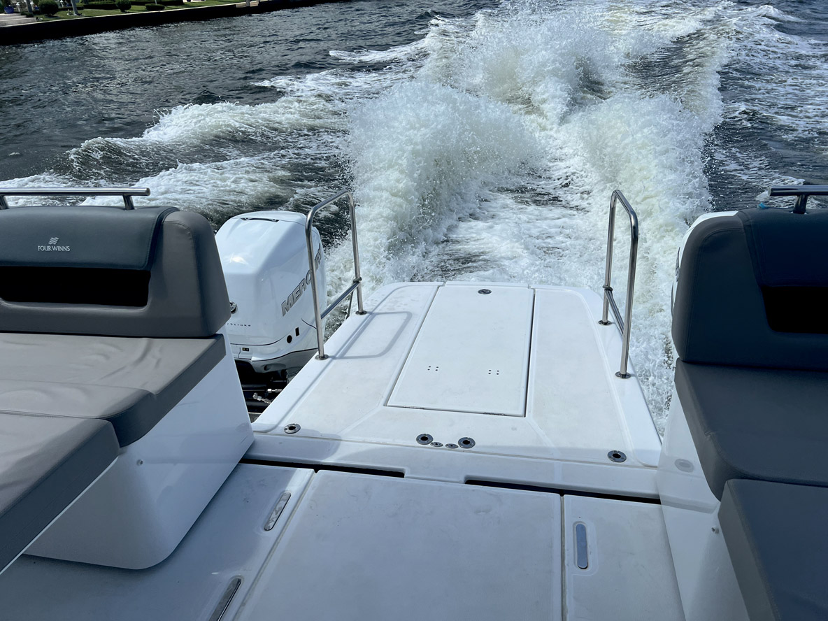 La grande plate-forme de bain peut recevoir des garde-corps, un vrai plus pour la sécurité. Elle intègre aussi une échelle de bain de taille XXL.
