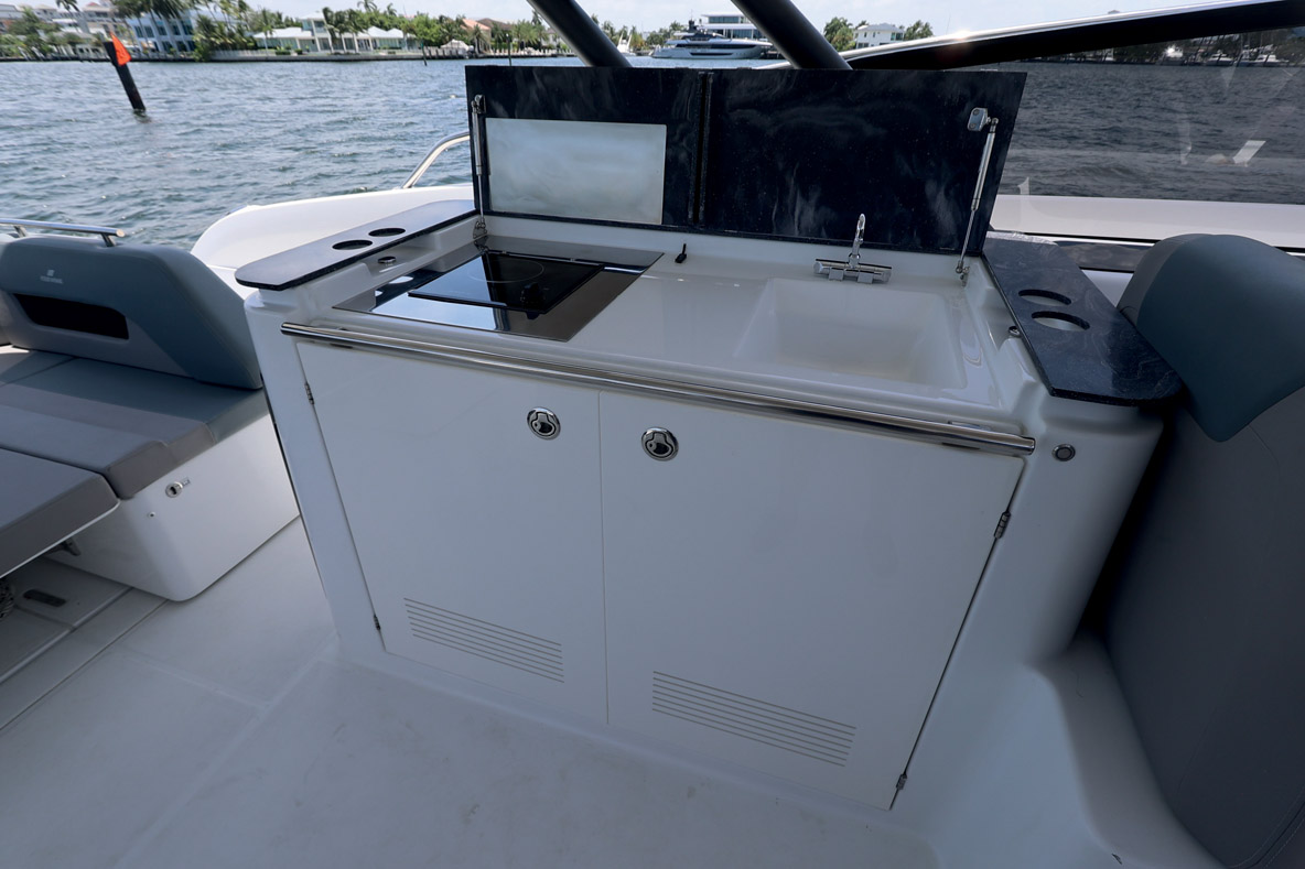  Sur bâbord, un gros bloc cuisine accueille une plaque de cuisson, un évier et un rangement ou un réfrigérateur.