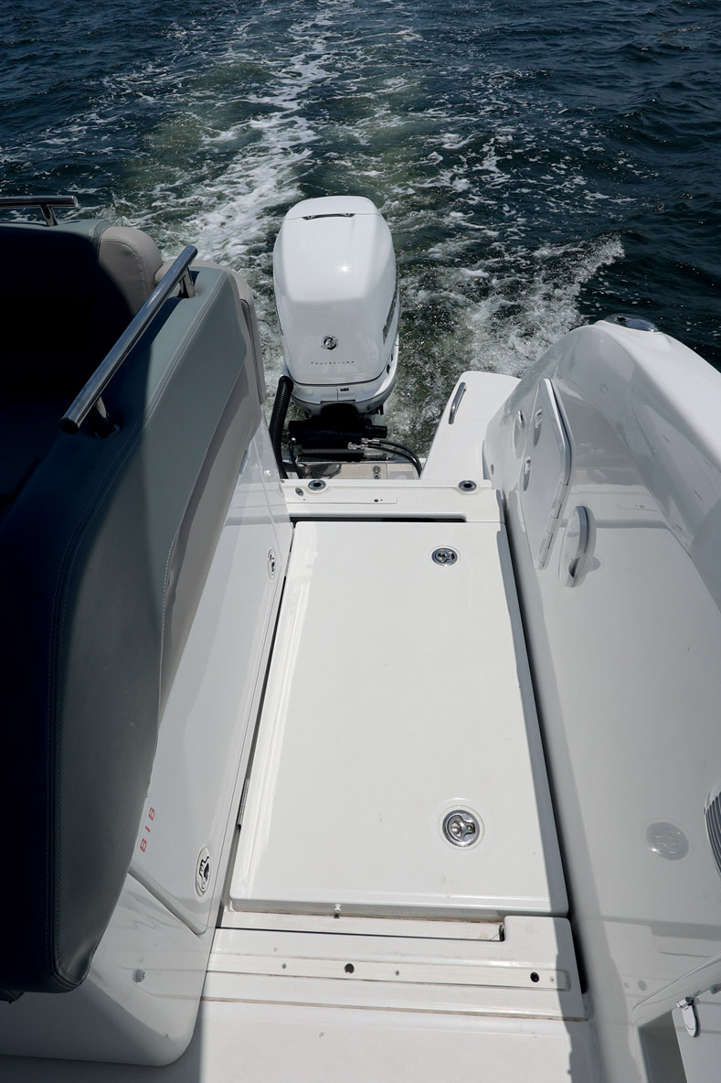  Sur chaque bord, un vaste passage permet d’accéder à la plage arrière et au coffre technique.