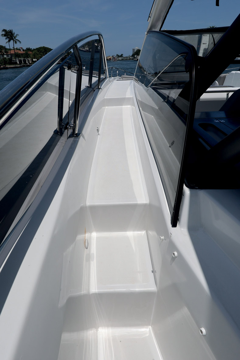 Un détail qui compte : le TH36 est l’un des seuls powercats de sa catégorie à disposer de vrais passavants.