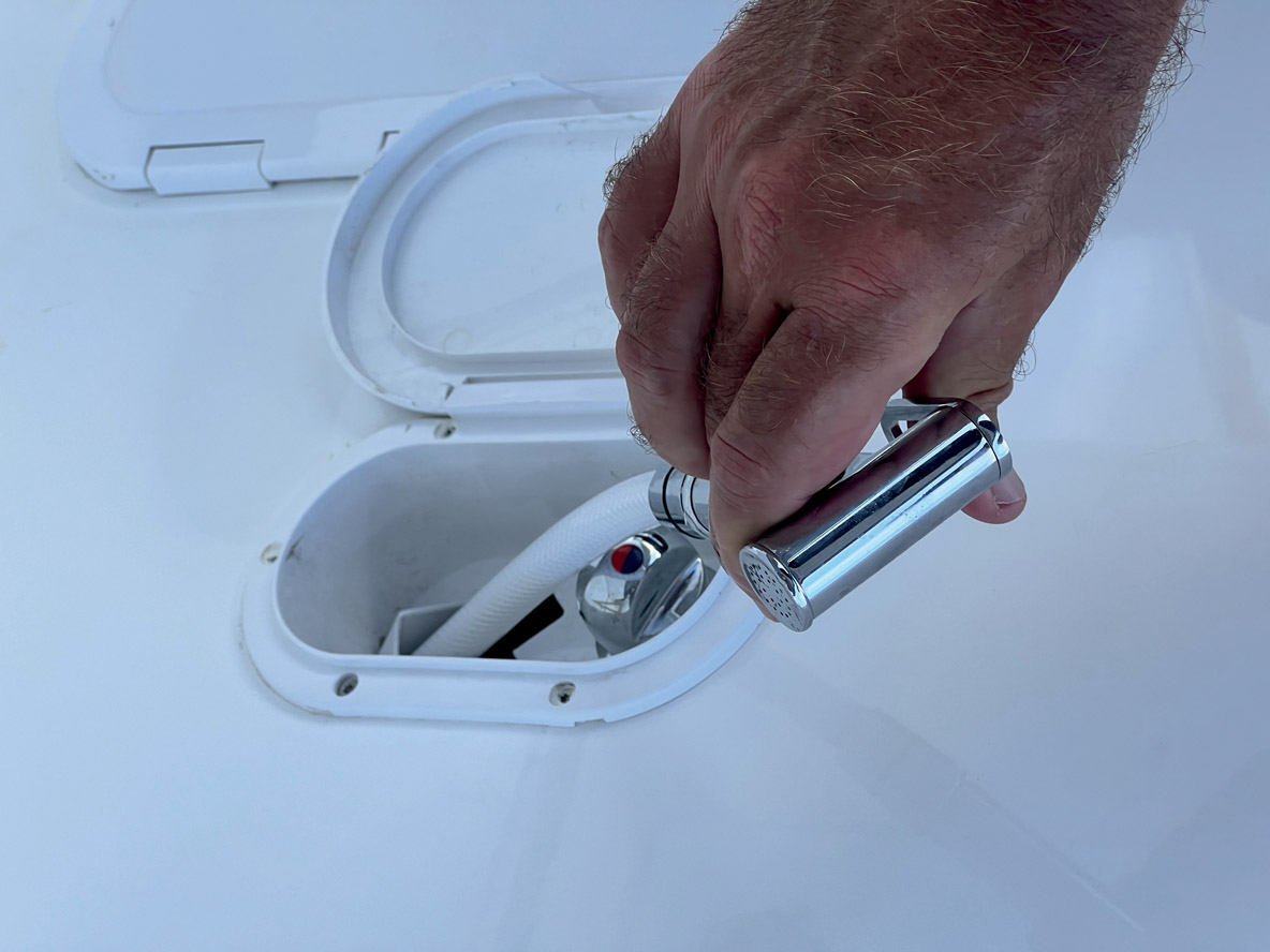  La douche de pont est située sur bâbord et bénéficie d’un tuyau assez long pour pouvoir se doucher sur la plage de bain.