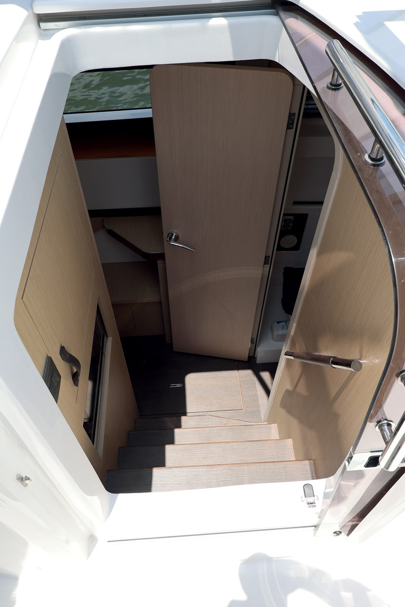 La descente vers les cabines est aisée. Elle intègre un four micro-ondes sur bâbord et le panneau électrique sur tribord.
