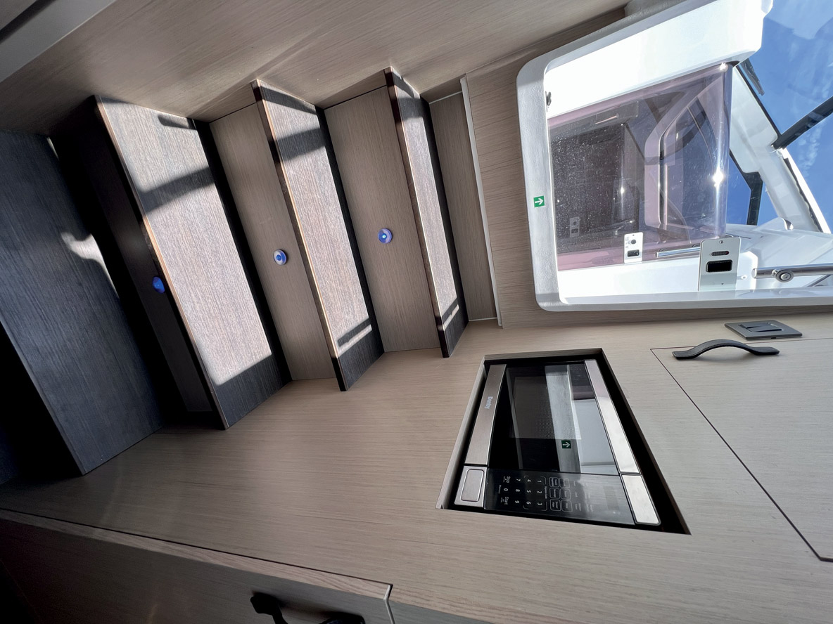 La descente vers les cabines est aisée. Elle intègre un four micro-ondes sur bâbord et le panneau électrique sur tribord.