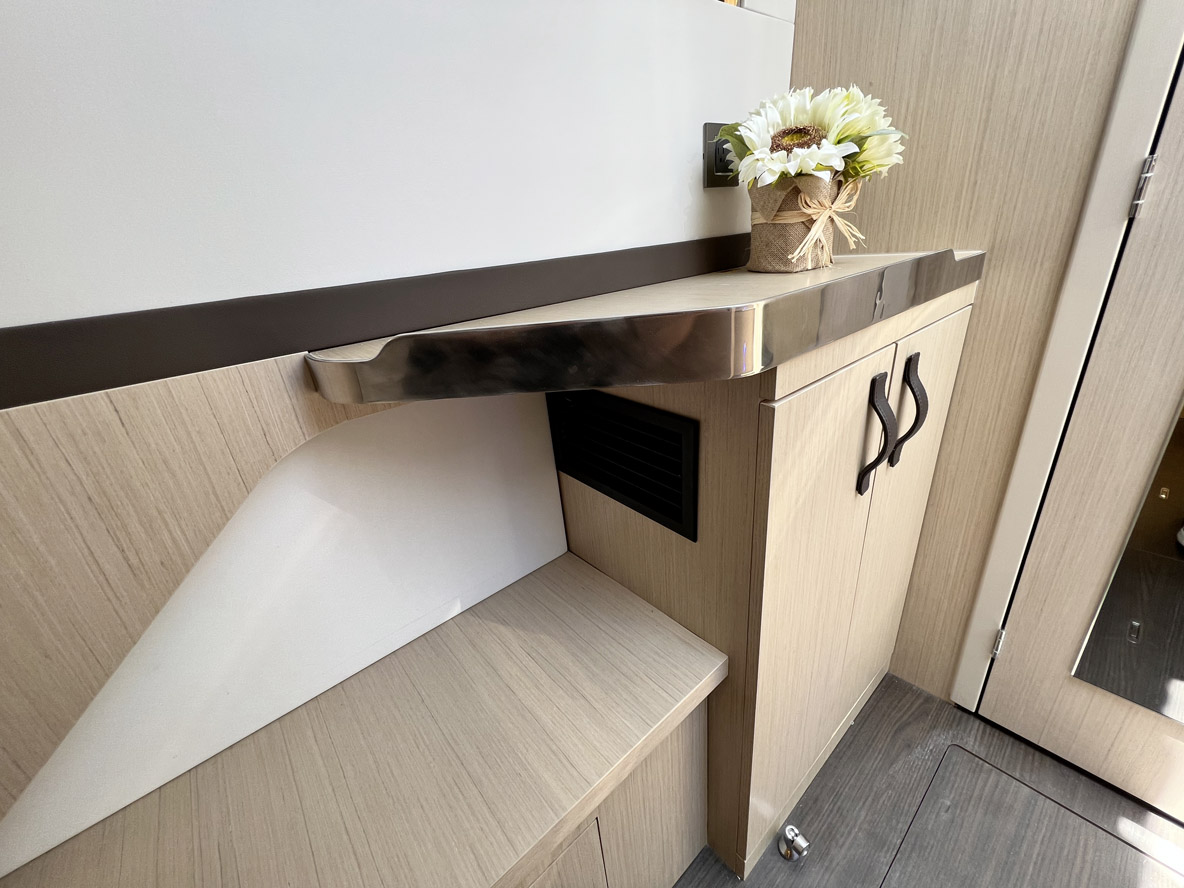 Les cabines sont spacieuses et profitent d’une décoration sobre et moderne.