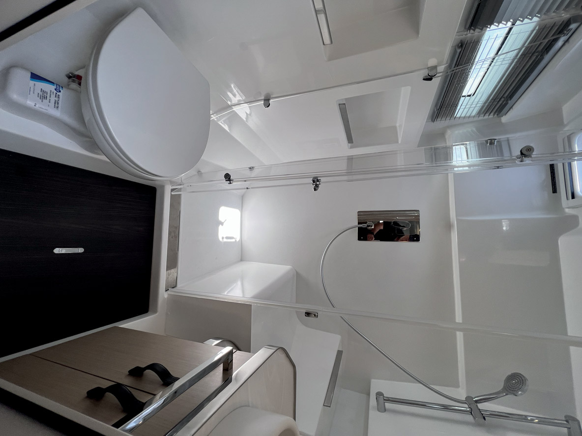 Chaque cabine dispose d’une salle de bains privée de bonne taille avec une douche séparée aux dimensions généreuses.