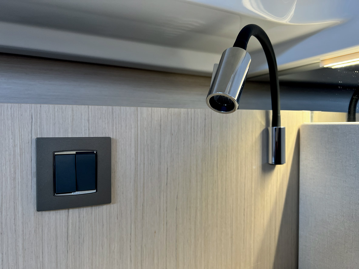 Chaque couchage bénéficie de liseuses, d’une prise USB et d’un interrupteur en tête de lit, ce qui évite de se relever pour éteindre la lumière.