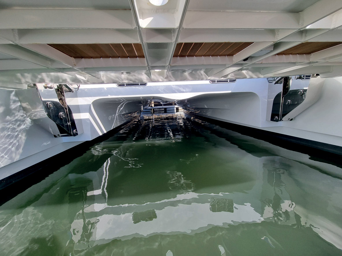 Une bonne hauteur sous nacelle, comme on peut le voir ici, est importante pour réduire le fardage et les effets du clapot à bord de l’Iliad 53S.