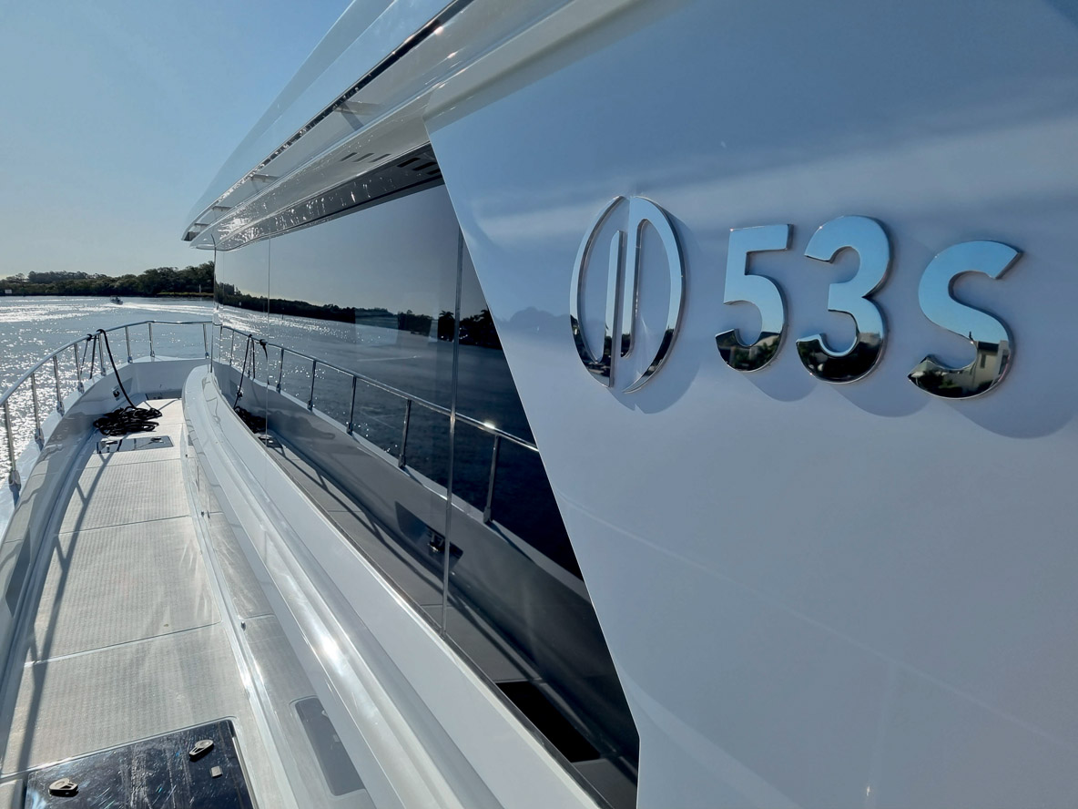 Le pavois déjà très protecteur est encore rehaussé par un bastingage tout inox.