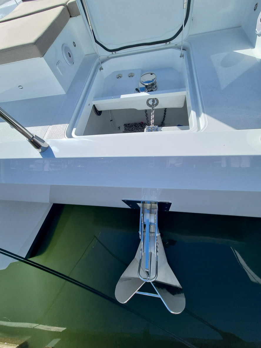 Le davier accueille une ancre Lewmar en acier inoxydable de 40 kg dont la verge est peut-être trop longue. Le guindeau vertical Quick est légèrement sous-dimensionné pour partir à l’aventure, mais le mouillage se fait rapidement – il a bien tenu son rôle pendant notre pause déjeuner.