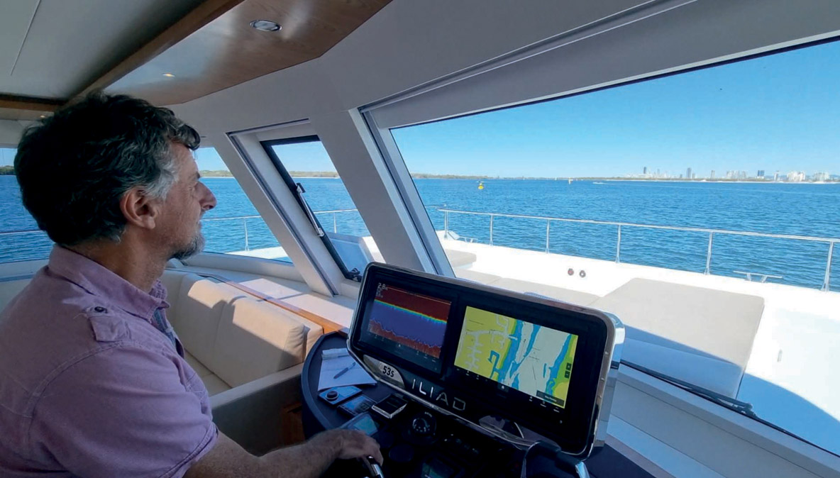 L’essai à la barre s’est déroulé de façon très agréable et sans problème grâce à une vue bien dégagée sous tous les angles et à des commandes permettant de manœuvrer facilement l’Iliad 53S, quelle que soit la vitesse.