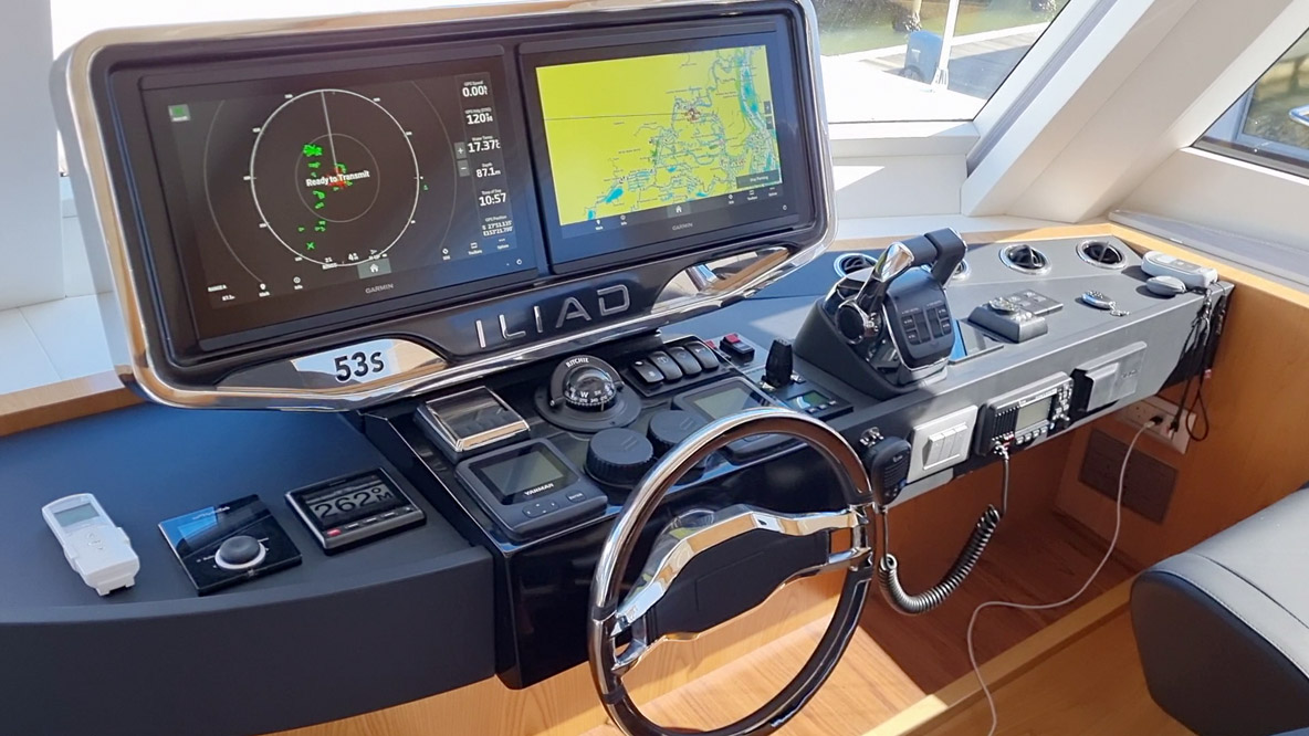 Les instruments Garmin judicieusement disposés incluent le pilote automatique, le traceur de carte, le propulseur d’étrave et les données du moteur Yanmar.