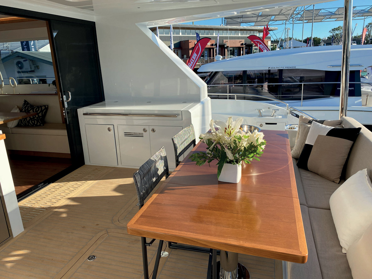 Le cockpit arrière est abrité, et les convives dînant à l’extérieur ont un accès facile à la cuisine à proximité ; un grand bar avec évier et un barbecue complètent cet espace très fonctionnel.