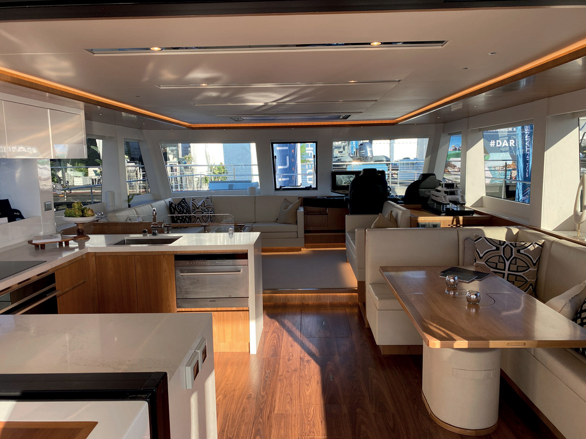 Le carré de l’Iliad 53S offre un très beau volume grâce à des cloisons verticales et à un bel espace au sol dans la cuisine arrière. Le salon avant est mis en valeur par une finition en orme de qualité exceptionnelle.