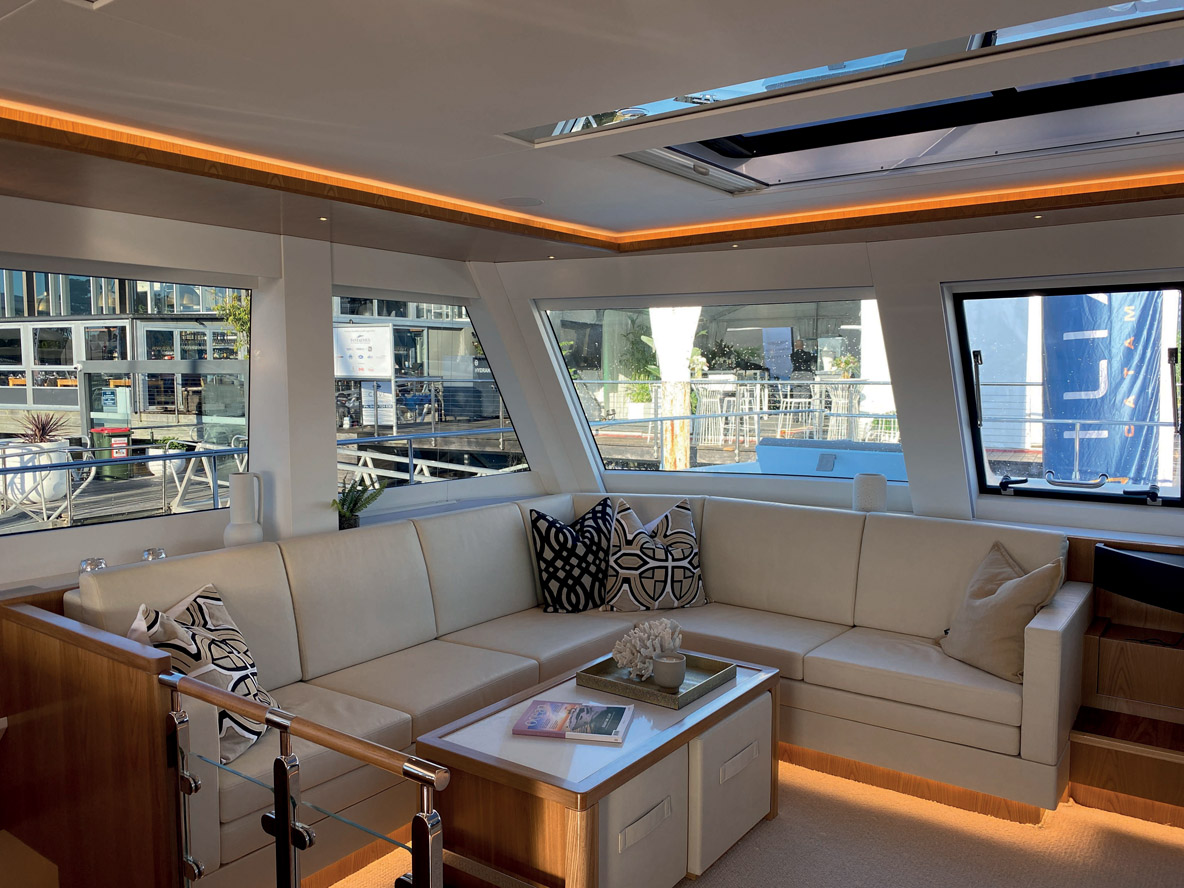 Le salon surélevé du carré offre une vue panoramique, notez la table basse avec de confortables fauteuils mobiles. 