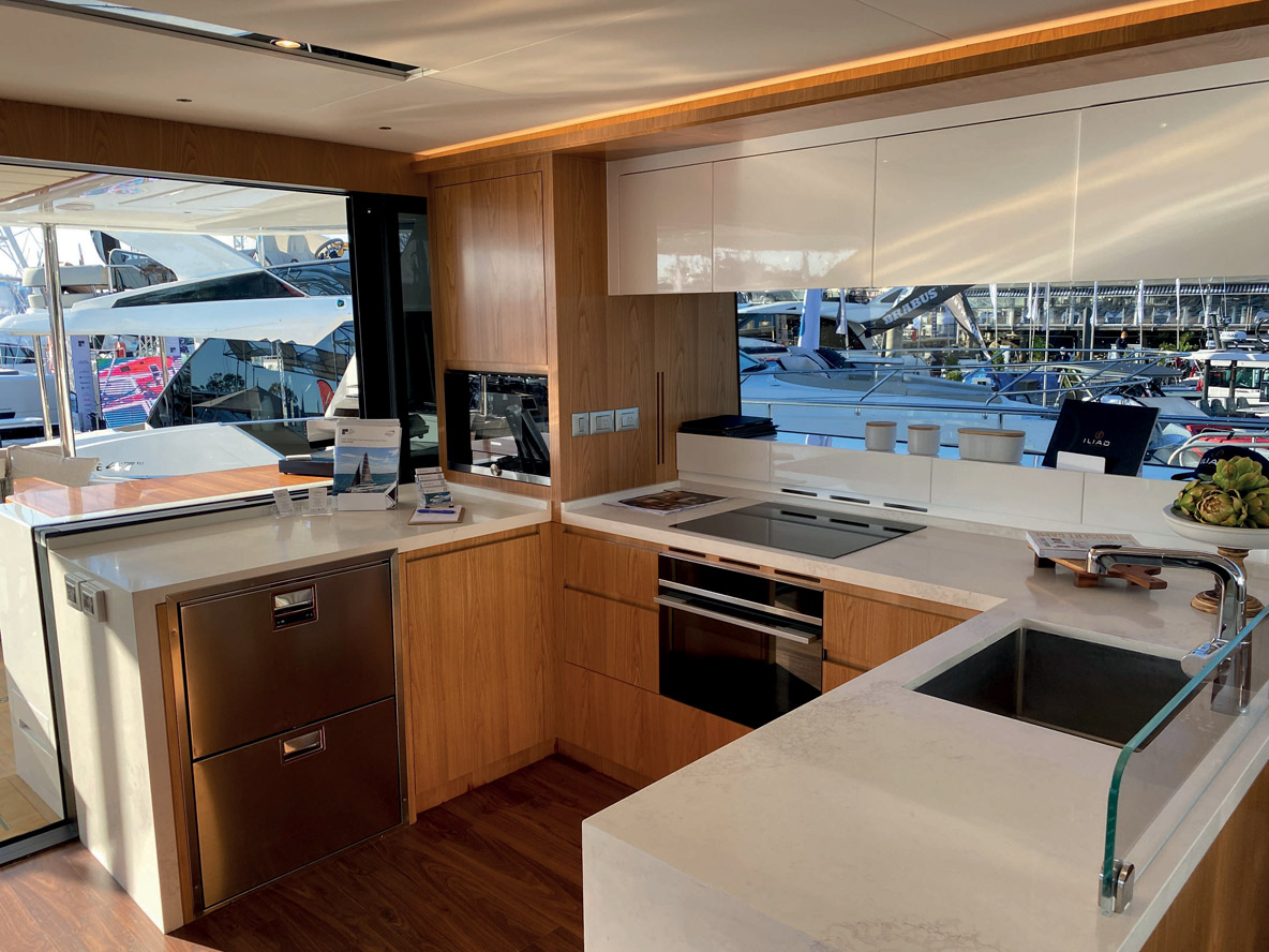 Cette cuisine en forme de U permet à plusieurs cuisiniers d’y travailler, mais d’autres configurations sont disponibles.