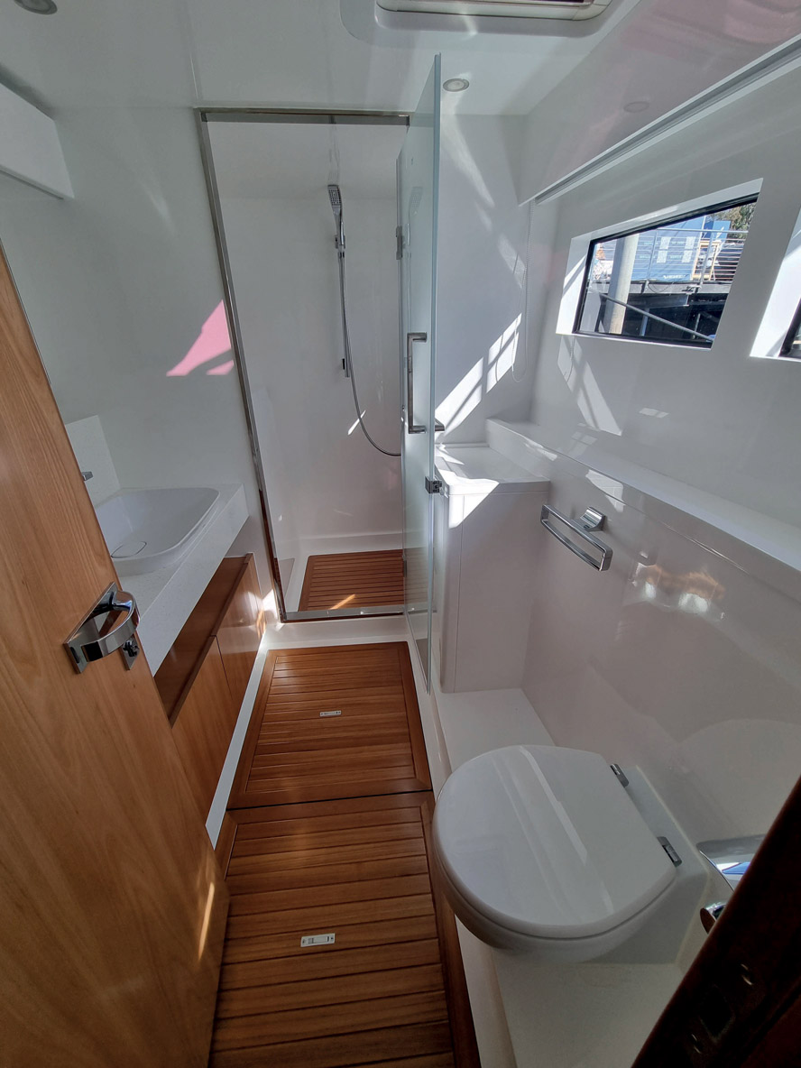 La salle de bains du Propriétaire est spacieuse et élégante, avec un plancher en teck pour la touche marine ; elle offre un bel espace douche dans sa partie avant. 