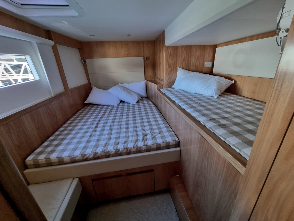 Dans la coque bâbord, la cabine avant des invités a été personnalisée avec une deuxième couchette simple à côté du lit double ; une chambre familiale ou un coin idéal pour les adolescents. 