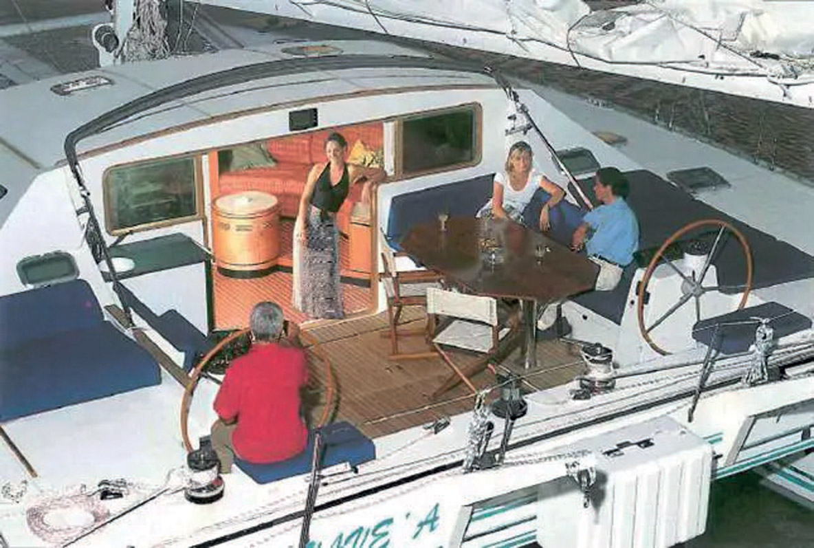 Le cockpit présente deux barres à roue et une large ouverture dans la nacelle.