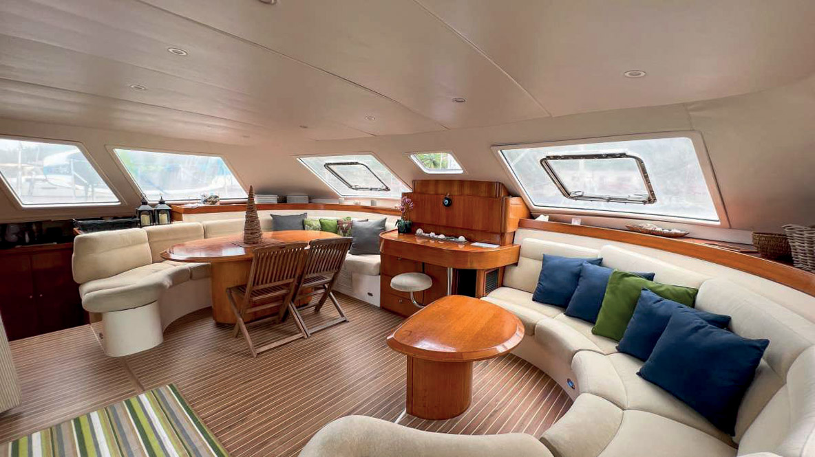 Le coin salon est décalé à tribord de la table principale du carré.