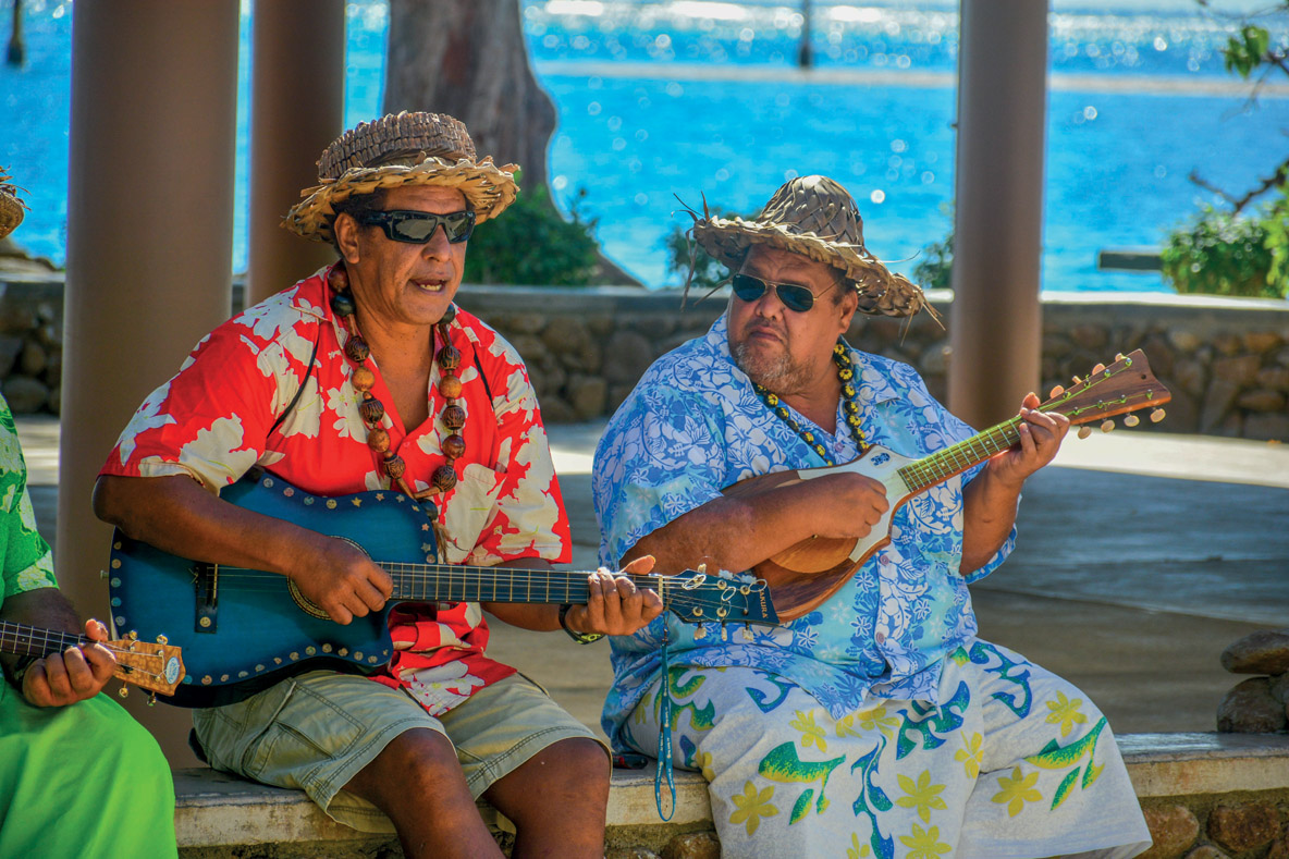 L’ukulélé fut introduit à Hawaii par des immigrants  portugais de l’île de Madère en 1879&nbsp;; cet instrument  est devenu très populaire de l’autre côté de l’équateur  dans les années&nbsp;1950.