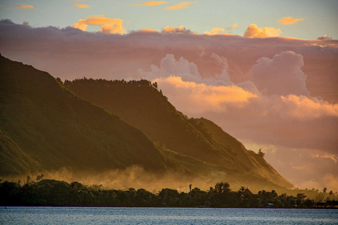 Le relief de Moorea est particulièrement marqué –&nbsp;son plus haut sommet, le Mont Tohiʻeʻa, culmine à 1&nbsp;207&nbsp;m.