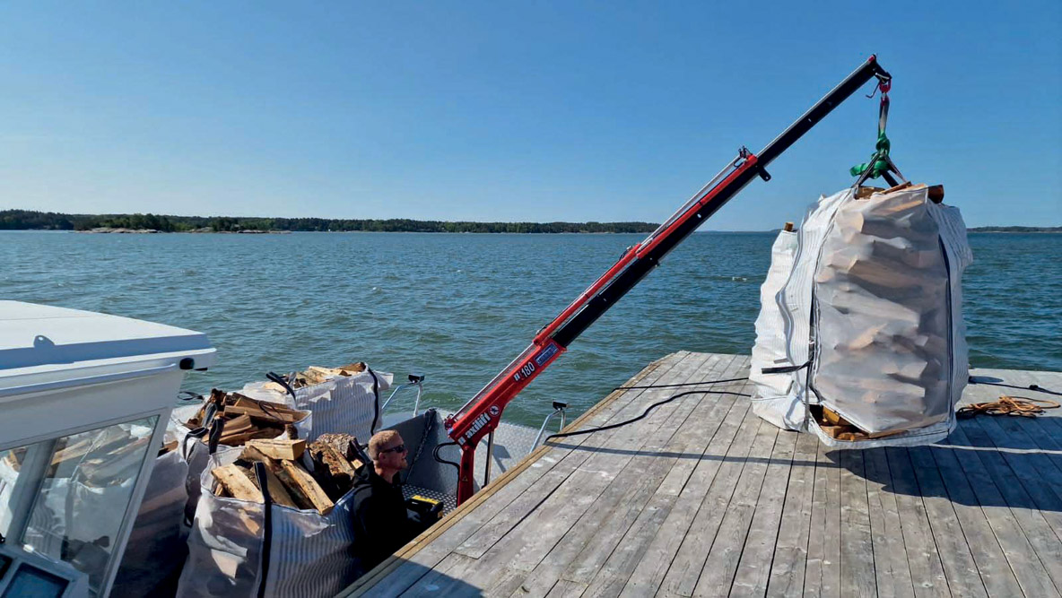 Le powercat peut également recevoir une grue, ce qui  augmente encore sa polyvalence.