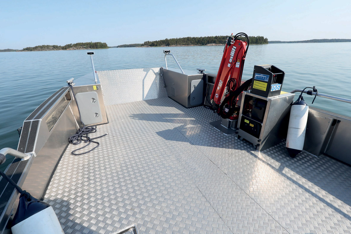 L’immense cockpit avant, totalement  plat, permet d’embarquer environ  3 tonnes de matériel.