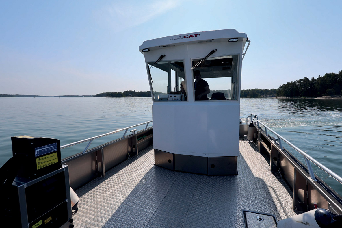 La timonerie, de bonne taille, laisse tout de même assez de place pour circuler de part et d’autre, et elle est surélevée pour conserver une bonne visibilité depuis le poste de barre.