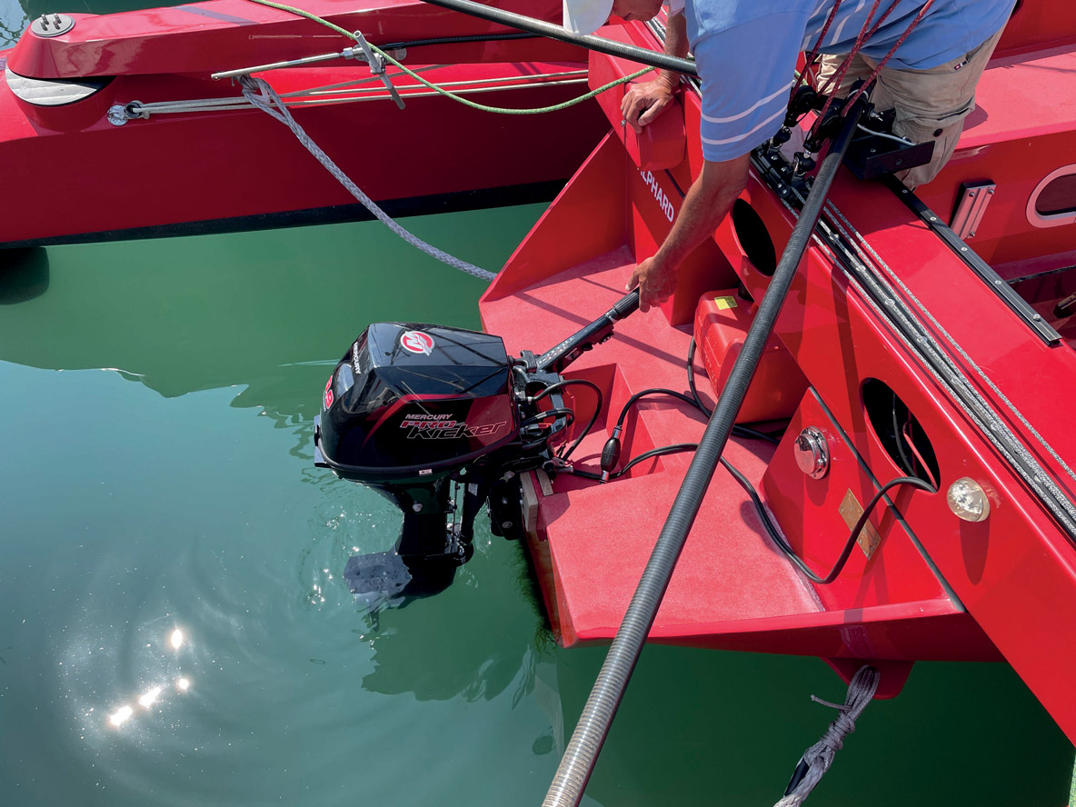 La position des safrans sur les flotteurs impose de connecter/déconnecter les biellettes de liaison carbone lors des manœuvres de port, trimaran replié. La rallonge de poignée du hors-bord autorise un réglage séparé des gaz et de l’orientation du hors-bord.