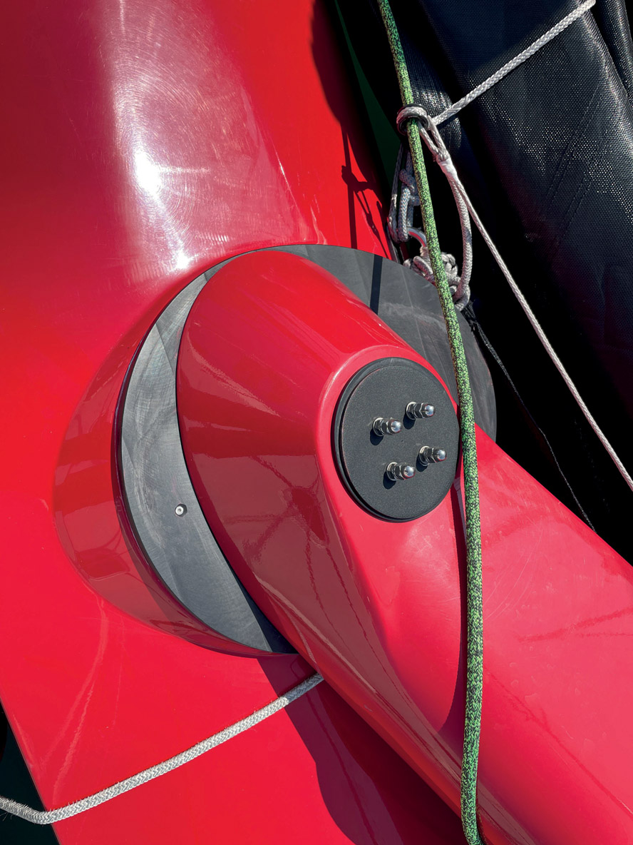 Paliers de rotation de bras, cadènes de water stays, câbles et axes de repliage sont parfaitement opérationnels et largement échantillonnés. A l’avant comme à l’arrière, les demi bras repliables viennent s’encastrer dans un bras-caisson solidaire du pont, ce qui garantit une excellente homogénéité mécanique.