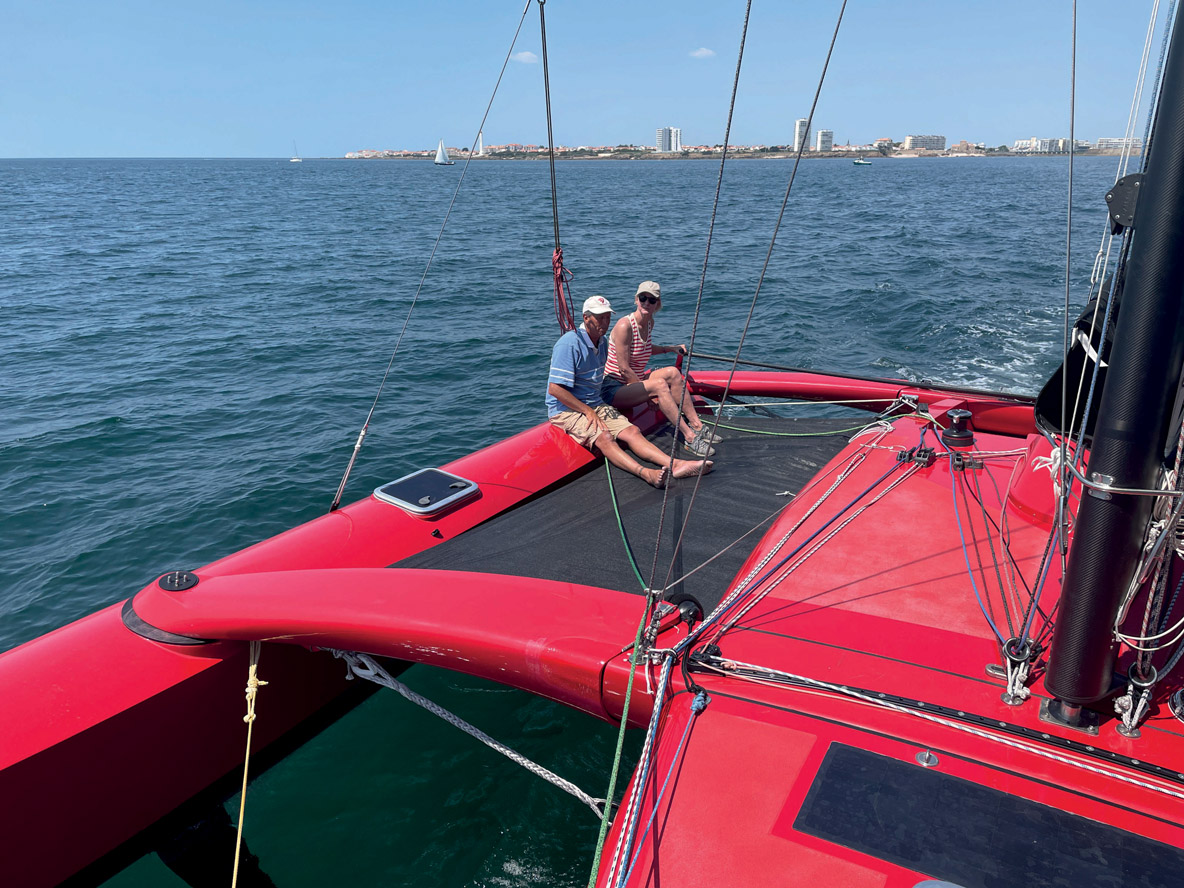 Les deux trampolines participent grandement à l’agrément du plan de pont et permettent de pratiquer un rappel efficace tout en profitant d’une vue parfaite sur le plan d’eau et la voilure.