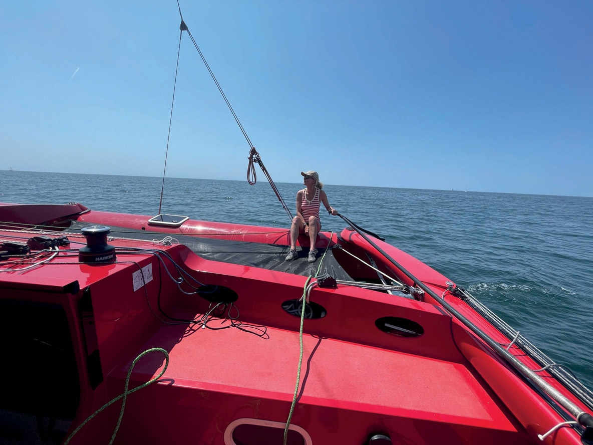 La coque centrale du 853 est suffisamment large au pont pour offrir un cockpit tout à fait décent. 
