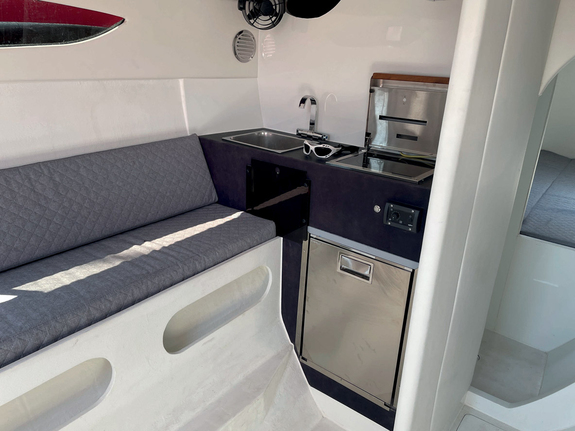 La cuisine se niche entre le bordé bâbord et le puits de dérive.