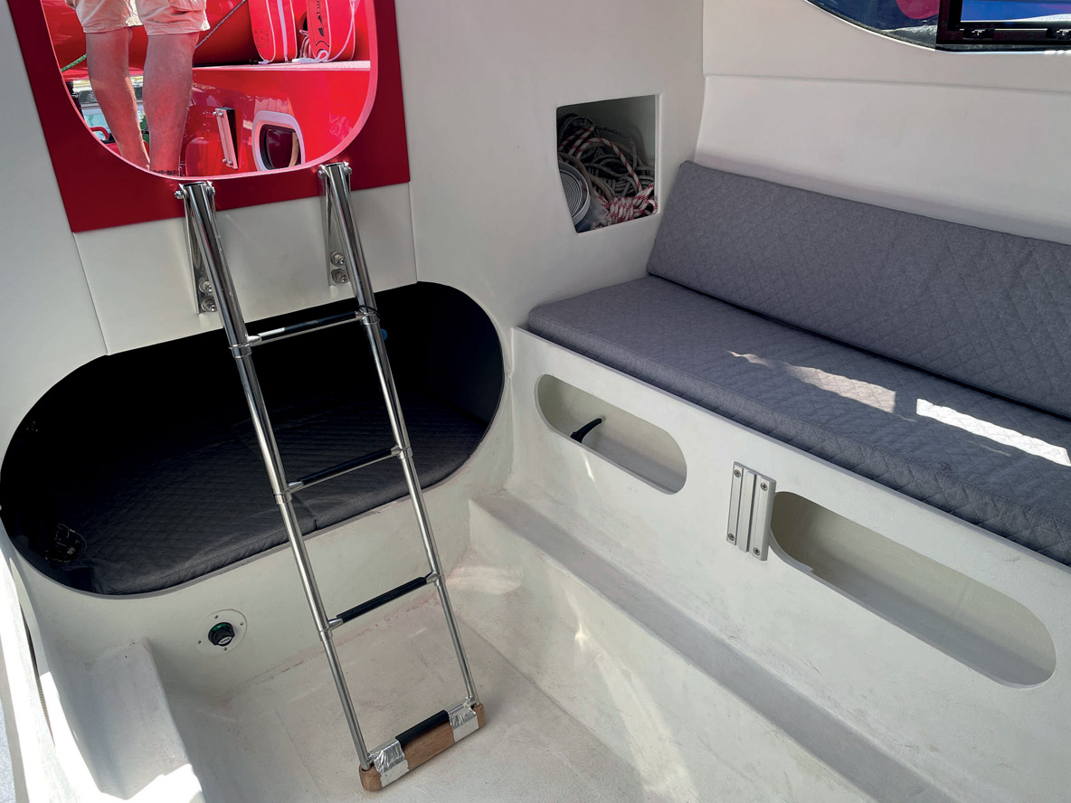 Une couchette arrière se glisse derrière la descente, sous le cockpit.