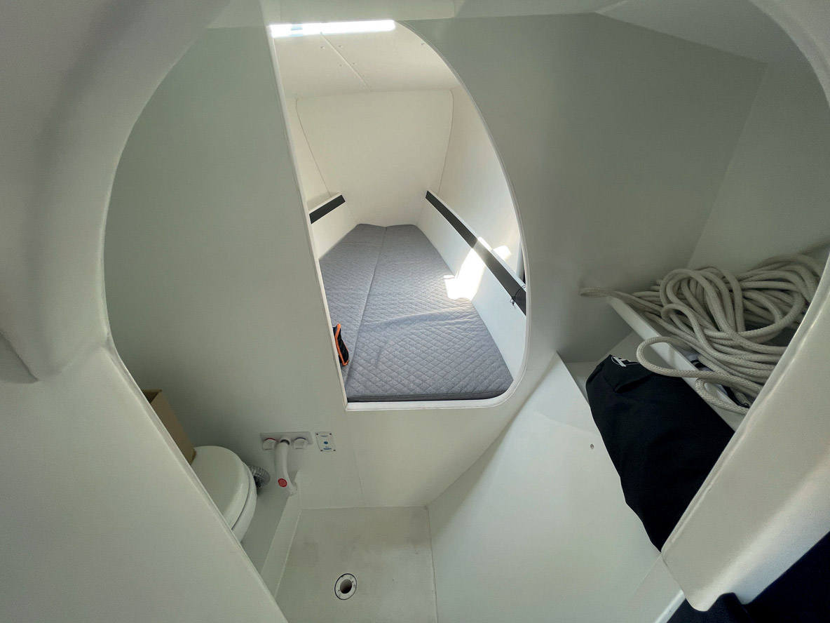 Le cabinet de toilette prend place entre le carré et la cabine avant, comme à bord des petits monocoques des années 1980…