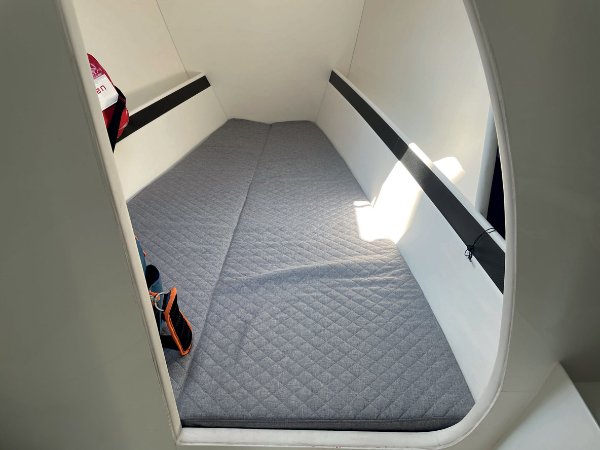 La couchette avant profite d’un semblant d’intimité – c’est sans conteste le couchage le plus confortable du bord.