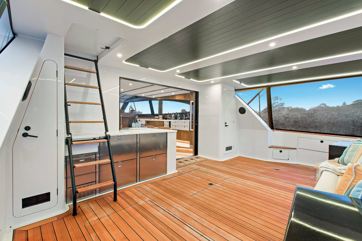 Le cockpit est parfaitement protégé et s’ouvre largement de plain-pied sur la zone de vie. L’accès au pont supérieur est assuré par des marches dont la pente est relativement raide.