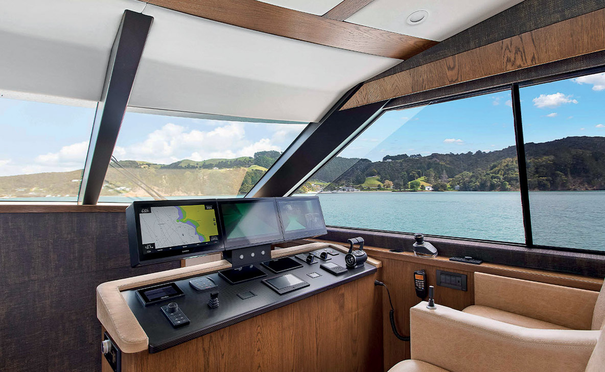 Sur le poste de navigation de The Keys, point de barre, mais un joystick de commande tout à droite&nbsp;; trois écrans Garmin 16&nbsp;pouces surplombent tous les appareils de navigation et de contrôle.