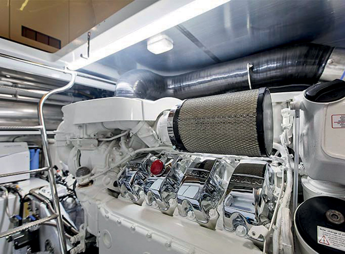 Chaque coque abrite un puissant M.A.N.&nbsp;V8 de 1&nbsp;300&nbsp;CV&nbsp;; ce bloc moteur a été choisi en raison de son rapport puissance/poids favorable et sa courbe de couple idéale pour mettre en route l’effet foil rapidement.